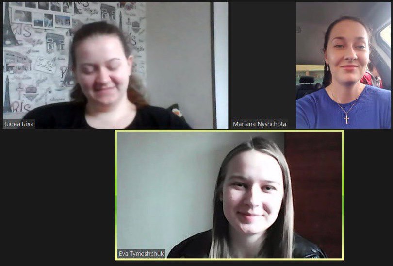 Студентки ставлять запитання гості